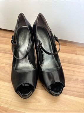 Nine West peep toe Mary Jane’s size 7